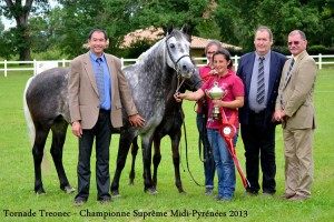 La Championne Suprême posant aux côtés des juges M Louis Marie Philibert et M Pascal Wandon