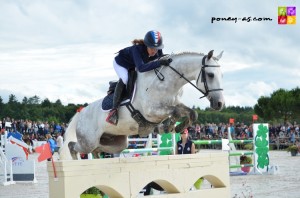 Excellent week-end pour le protégé de la famille Drexler Roudoudou d'Hurl'Vent, qui s'impose à Arnas et voit sa fille Amazone de Caux championne des 4 ans CCE 2014 - ph. Camille Kirmann