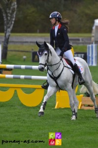 Avec Rexter d'Or, Nina Mallevaey fait partie des 7 cavaliers français sélectionnés pour Hagen - ph. Camille Kirmann