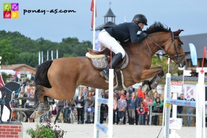 Manon Ravenel en selle sur Apanatschi 78. Le couple faisait figure de cartouche individuelle aux championnats d'Europe de Millstreet en 2014 - ph. Pauline Bernuchon