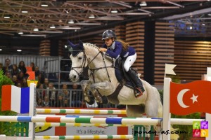 Troisièmes à Equita, Alice Lainé et Simili de la Buqueuse ont joliment démarré la saison indoor - ph. Camille Kirmann