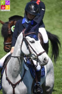 Superbe week-end pour Lola Brionne (ici en photo avec Clémentine). La jeune cavalière s’offre les 2 Grands Prix et fait un bon retour avec Valiant des Charmes – ph. Poney As