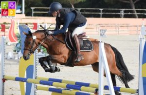 Flechette du Veret remporte le Criterium des 5 ans C sous la selle de Marie Breney – ph. Poney As