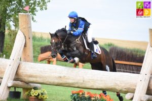 Dernière compétition du couple avant la retraite sportive de l'étalon : les championnats d'Europe de Strzegom. Lisa et O Ma Doué y reoartent avec une belle médaille d'argent en poche - ph. Poney As