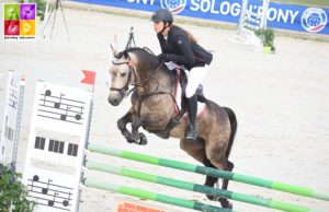 L’étalon D’Angelo Der Lenn est vice-champion des 7 ans sous la selle de Lisa Vizor, une élève de Virginie Lefebvre – ph. Poney As