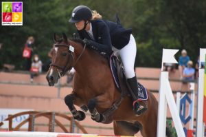 Editionlimitée Rouget (Wd, par Machno Carwyn et Malika Llewellyn par Glanteifi Cardi) remporte le Criterium des 6 ans C associée à Marjolaine Hess – ph. Poney As