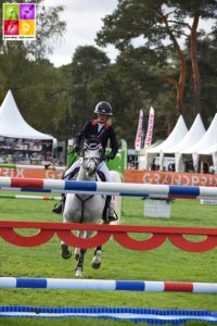 Clémentine, ici à l'abord du dernier obstacle du Grand Prix du CSIOP de Fontainebleau à la fin aôut, obtient le meilleur indice toutes disciplines confondues, ex eaquo avec une autre monture de l'équipe de l'équipe de France, Callas Rezidal Z. Toutes deux atteignent les 189... Clémentine étant gratifiée d'un Cd de 0,91 contre 0,88 pour Callas - ph. Poney As