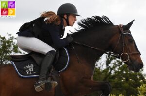 Lou Ann Beraud réalise 100% de sans-faute à Chazey-sur-Ain. Elle remporte le Grand Prix As Excellence avec Ungaro of Qofanny et se classe 2e avec Bamba du Verron – ph. Poney As