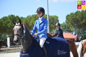 Le champion des 4 ans D se nomme Igor d'Arz. Il évoluait sous la selle de Nora Bennoui – ph. Poney As