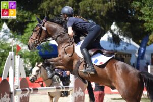 Lou Ann Beraud et Ungaro of Qofanny s’imposent dans l’épreuve phare du dimanche. L’amazone remporte également la vitesse et est 2e du Petit Grand Prix avec sa grisette Bamba du Verron - ph. Poney As