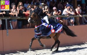 Emma Gay Le Breton et Bad Boy du Beau Mont sont le seuls à boucler un parcours sans faute. Ici lors de la remise des prix des derniers championnats de France – ph. Poney As