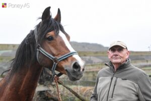 Quabar des Monceaux et son naisseur André Magdelaine, le 17 février 2023 - ph. Poney As