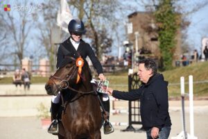 Lou Ann Beraud et Ungaro of Qofanny s’imposent de très belle manière dans le Grand Prix As Excellence – ph. Poney As