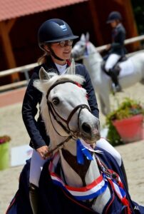 Pauline et Sligo en 2018. Ils décrochent la médaille d'or du championnat de France As Poney Elite ! - ph. coll. privée