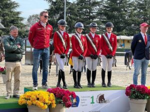 Jona Jolie Schwamborn (Pauli SG), Jonna Esser (Linda), Ava Ferch (Chessy 18) et Jolie Marie Kühner (Del Piero II) remportent la Coupe des nations du CSIOP de Gorla Minore - ph. coll. privée