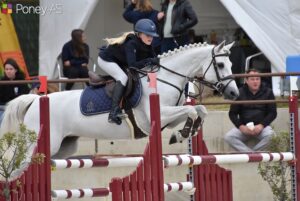 Mienie Vos et son maître d’école Carrigoir Mandy s’imposent dans l’épreuve à 1,20 m du CSIP du Mans – ph. Poney As