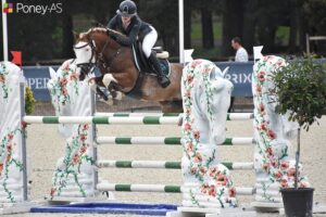 Double 0, Lison Rivière et Goldwyn d'Embets remportent la Coupe des 7 ans – ph. Poney As