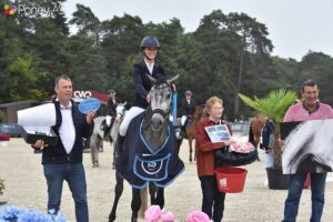 Itchy de Naulais décroche le titre de champion des 5 ans D associé à Marion Bondon – ph. Poney As