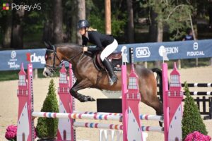 Jamaïque Normande et Gladys Secchiutti sur la première manche de la finale des 4 ans D – ph. Poney As