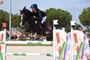 Lilou Helfer et C’Est A Nina Refleh s’offrent un doublé dans la Super As de Lyon. En photo lors de la finale des championnats de France As Poney Elite Excellence en juillet dernier – ph. Poney As