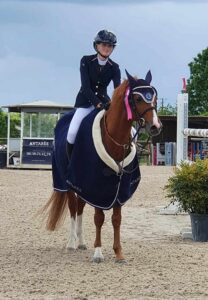 Lola Fleurance, ici à la remise des prix avec Eros de Vallet, remporte la vitesse et le Grand Prix As Poney Élite associée à Elixir de Fougnard – ph. coll. privée