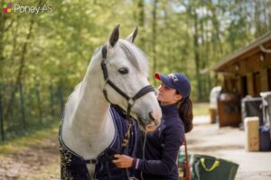 Eliza Richard (ici avec Etuncelan du Chapelan) et Victoria Bek, associée à Boléro de Tirepeine, sont les seules à trouver la solution de la piste du Grand Prix à 1,30 m de Cluny. Elles se partagent la victoire. - ph. Mathilde Labat