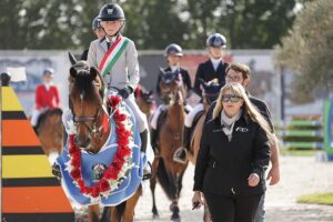 Mienie Vos, 13 ans, s'adjuge le Grand Prix du CSIOP de Busto avec Pjotr van de Groenheuvel - ph. Etrea Sport Horses