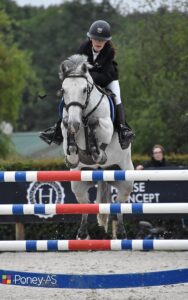 Cléa Duprez et Charleston du Miloir remportent le Grand Prix As Poney Élite de Berchères-sur-Vesgre – ph. Poney As