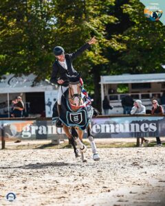 Le Néerlandais Beukenoords Balans est sacré champion des 4 ans sous la selle de Léo Loustaud – ph. PSV / M. Froment