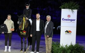 Elando van de Roshoeve, champion d'Europe en 2016 avec Jack Whitaker et médaillé de bronze deux ans plus tard avec Claudia Moore, forme avec la jeune néerlandaise Lieselot Kooremans le couple le plus performant cette saison. Après Herning et Lyon, le formidable duo signe à Stuttgart une troisième victoire consécutive sur un Grand Prix du Jumping Ponies’ Trophy ! ph. Stuttgart German Masters / Markus Bechert