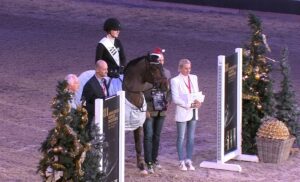 Le couple britannique formé par Lucy Capper et Oscar van de Beekerheide s’est montré imbattable à Salzburg. Sorti vainqueur de l’épreuve d’ouverture, il s’offre le Grand Prix à 1,35 m du samedi soir ! – ph. coll. privée