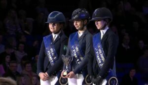 Laura André (Clémentine) monte sur la première marche du podium. Elle est entourée d'Hannah Blandfort (Karim van Orchid’s), 2e et de Selma Hundborg Dresler (Clounamon Coco), 3e.